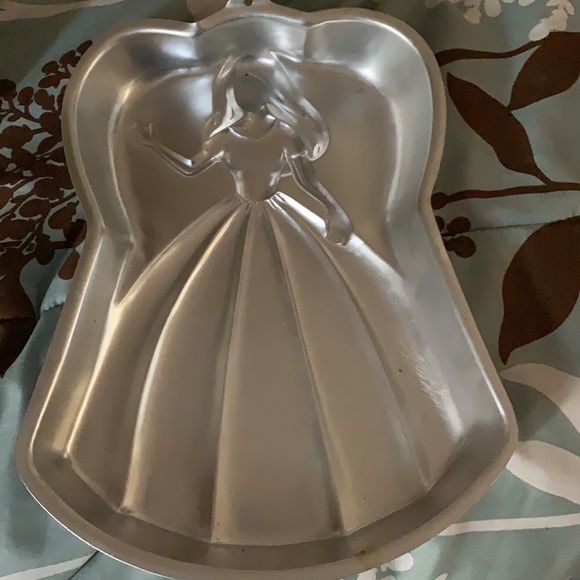Wilton Barbie Cake pan - Picture 2 of 2